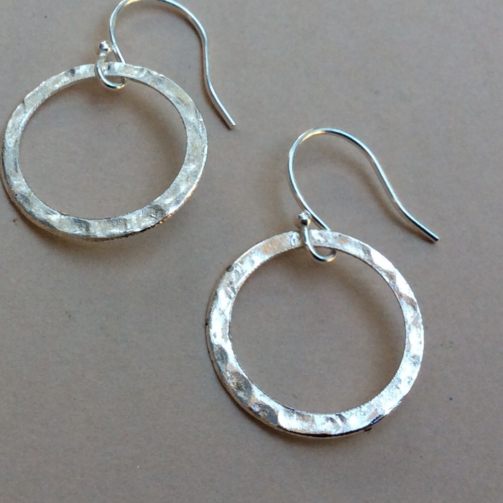 Handcrafted silver hammered circle Earrings - Picture 2 of 9